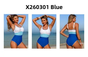 Détails d'un maillot de bain tricolore une pièce avec bordure festonnée et taille froncée