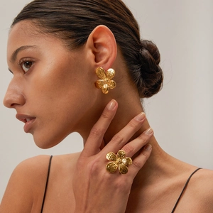 Élégant ensemble de boucles d'oreilles et bague fleurs en acier inoxydable doré
