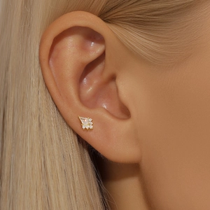 Nahaufnahme von S925 Sterling Silber Kiteschliff Ohrstecker mit funkelndem Zirkonia