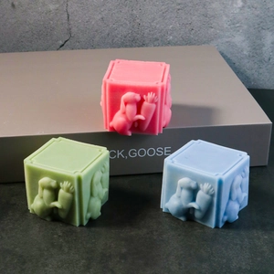 Détail de reliefs de lapin en 3D sur des moules carrés de bougies et savons pastels