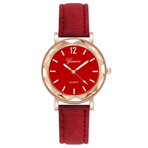 Montre quartz femme avec cadran rouge foncé, lunette facettée et bracelet en daim