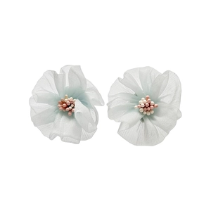 Eleganti orecchini a lobo a fiore in chiffon azzurro con pistilli rosa e perni in argento