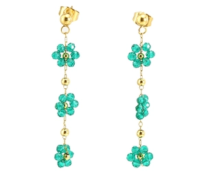 Détail de boucles d'oreilles pendantes bohèmes en plaqué or 18K avec fleurs vertes
