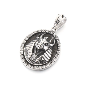 Pendentif Anubis égyptien en acier inoxydable argenté avec strass et détails en relief