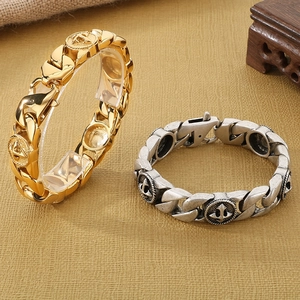 Détail de bracelets gourmette vintage en argent et or avec breloques ancres gravées