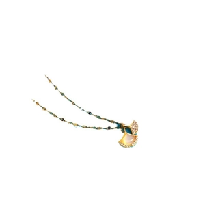 Elegante goldene fächerförmige Halskette mit Perlmutt-Inlay und funkelnden Kristallen