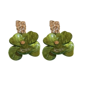 Boucles d'oreilles fleur en résine nacrée verte et métal martelé doré géométrique
