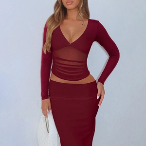 Détail du haut bordeaux à col en V en mesh et jupe midi froncée à taille haute assortie