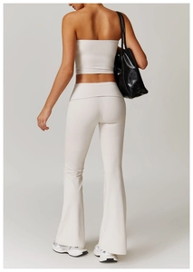 Détails du dos d'un ensemble de yoga crème avec pantalon évasé et haut bandeau