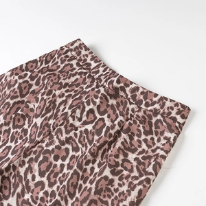 Dettaglio della vita dei pantaloni leopardati con trama di tessuto di qualità