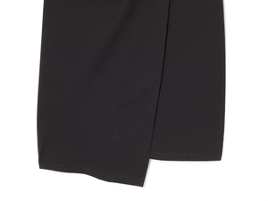 Detailansicht des asymmetrischen Saums und des unregelmäßigen Schnitts am schwarzen Kleid
