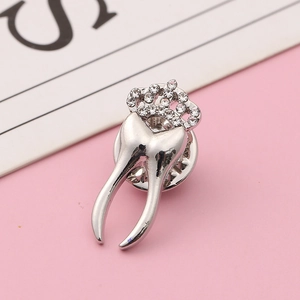 Spilla dente argento con corona e strass per professionisti del settore dentale