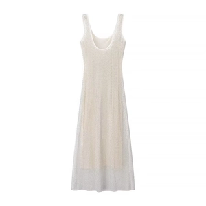 Vue arrière de la robe blanche en maille filet sans manches avec dos en U et texture transparente