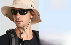 Détail du chapeau bob kaki avec large bord, cordon coupe-vent et logo latéral