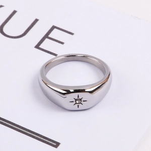 Bague en acier inoxydable poli avec gravure étoile et incrustation de zircon rond