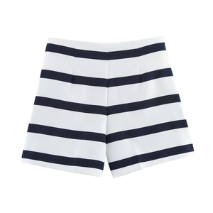Gros plan détaillé d'un short tissé à rayures horizontales noires et blanches à taille haute