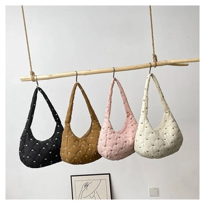 Detailansicht gesteppter Hobo-Taschen mit Schleifenstickerei in Schwarz, Braun, Pink und Weiß