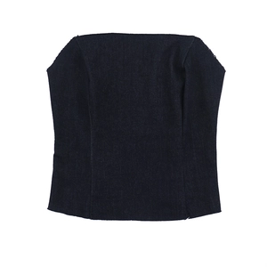 Détail du haut bandeau en denim bleu foncé avec lavage vintage et coupe ajustée
