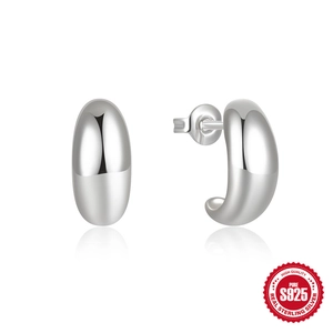 Polierte S925 Sterlingsilber C-förmige Stern-Ohrstecker auf sauberem weißem Hintergrund