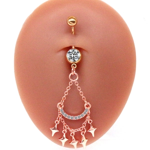 Vue détaillée du piercing de nombril or rose avec croissant de lune et cinq étoiles
