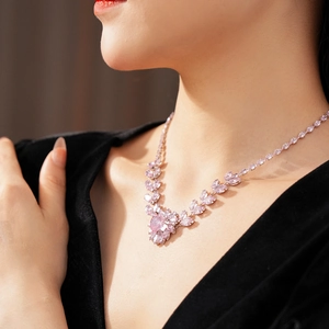 Gros plan d'un collier avec pierres roses en forme de feuille sur un modèle élégant