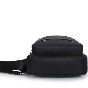 Bodenansicht mit Tiefe und robustem Oxford-Gewebe der schwarzen Herren-Brusttasche