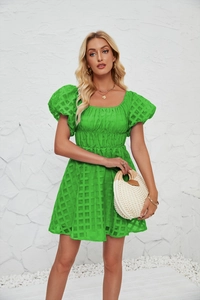 Détail d'une robe à manches bouffantes vert clair avec motif à carreaux jacquard texturé