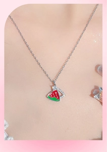 Détail d'un collier pastèque avec émail rouge et zircon blanc porté par un mannequin
