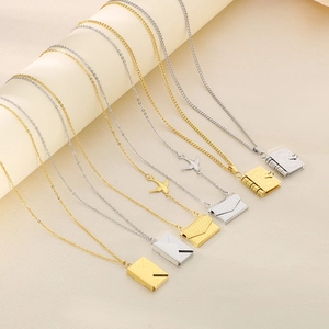 Colliers avec pendentifs enveloppe et livre en acier titane, finitions or et argent