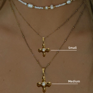 Colliers superposés avec pendentifs croix en or 18 carats et oxydes de zirconium