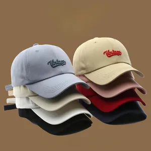 Detalle de bordado vintage en gorras de béisbol de algodón en varios colores modernos