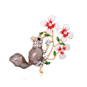 Détail de la broche écureuil et fleurs en émail avec des strass brillants incrustés