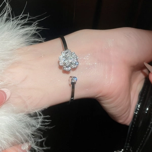 Dettaglio di un elegante bracciale a fiore color argento con zirconi cubici scintillanti