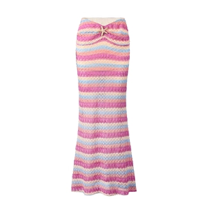 Détail d'une jupe en maille bohème à rayures ondulées et accessoire étoile de mer dorée