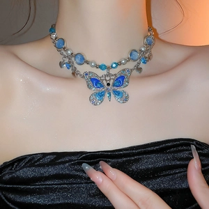 Vue détaillée du collier pendentif papillon bleu avec perles et cristaux brillants