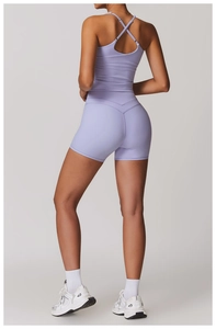 Vista posteriore del set yoga lavanda con reggiseno sportivo a incrocio e pantaloncini