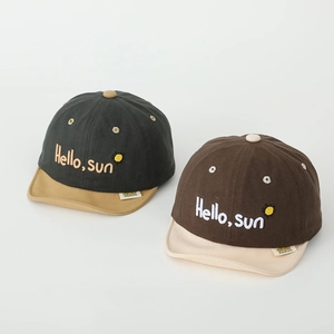 Détail de casquettes brodées pour bébé en gris et marron avec visière souple et soleil