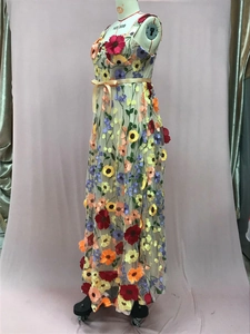 Détail de broderies florales 3D multicolores sur robe de cocktail en tulle blanc cassé