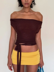 Haut licou sexy rouge foncé avec design épaules dénudées et lien à la taille pour femme