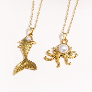 Colliers en acier titane doré avec pendentifs poisson et poulpe ornés de perles