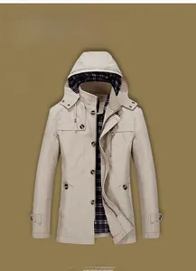 Detalle de la parka caqui para hombre con botones metálicos y forro de tela de cuadros