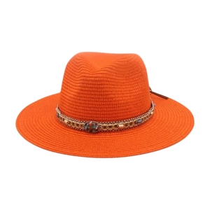 Détail du chapeau de paille orange avec ruban ethnique perlé et ornement en pierre