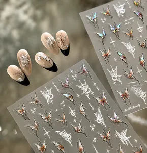 Dettaglio di adesivi per unghie con farfalle, design aurora e motivi a stella