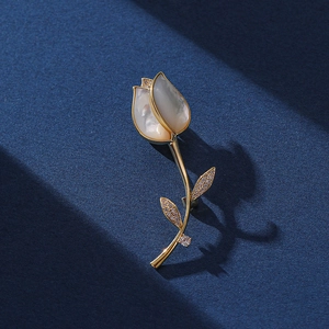 Elegante Tulpenbloem Broche Voor Vrouwen Goud Koper Ingelegde Zirconia Natuurlijk Kunstparelmoer Bloemblaadje Mode Corsage Speld