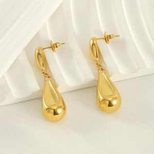 Elegante goldene Tropfenohrringe mit strukturierten Details auf minimalistischem Grund