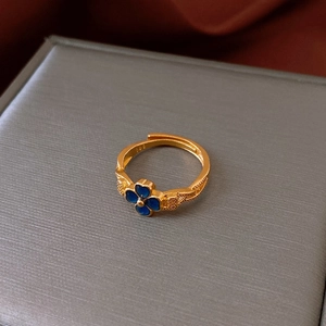 Détail du poinçon 925 sur une bague vintage plaquée or avec trèfle à quatre feuilles