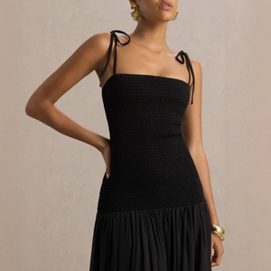 Abito lungo nero senza maniche plissettato con spalline annodate e silhouette slim elegante