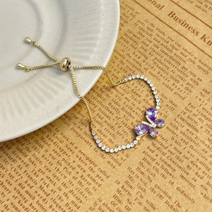 Détail du bracelet papillon en cristal violet ajustable avec placage en or et zircons