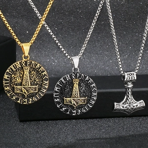 Collane vichinghe Mjölnir in acciaio oro e argento con rune e dettagli celtici
