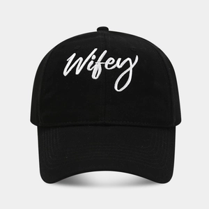 Klassische schwarze Baseballkappe mit weißer Wifey-Stickerei für Paare im Freien